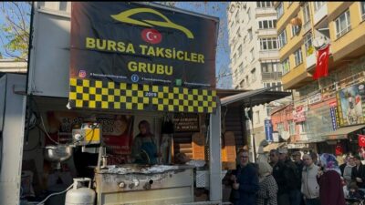 Bursa’da taksiciler, şehitler için lokma dağıttı
