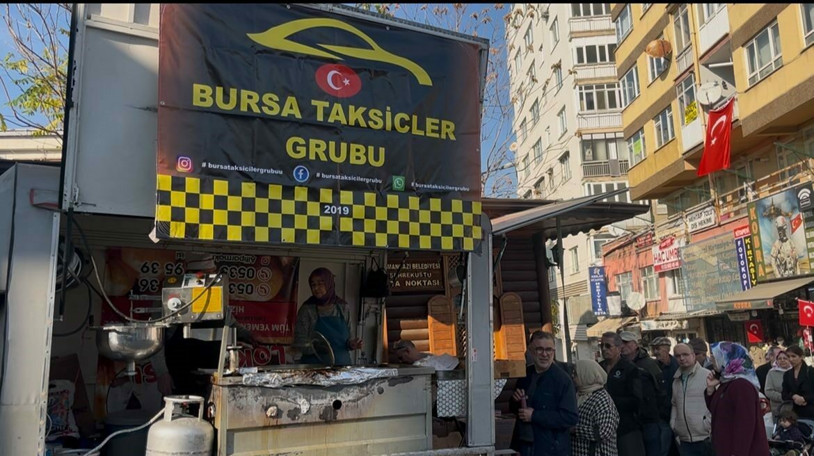 Bursa’da taksiciler, şehitler için lokma dağıttı