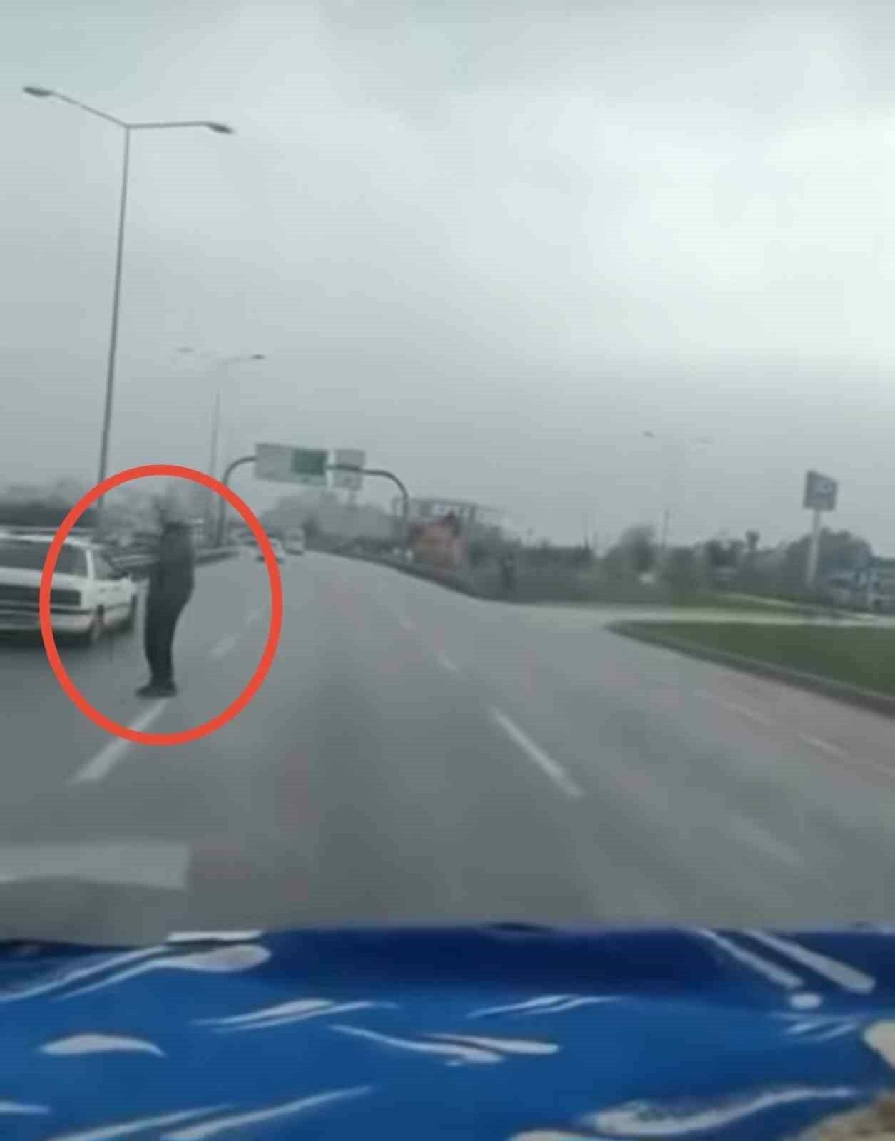 Bursa’da tehlikeli anlar: Adeta ölüme davetiye çıkardı Bursa’da tehlikeli anlar: Adeta ölüme davetiye çıkardı