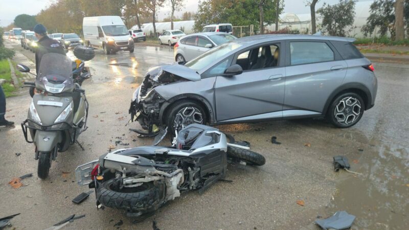 Bursa’da ‘ters şerit’ faciası! 30 metre savruldu… Bursa'nın Orhangazi ilçesinde ters şeride giren otomobile çarpan motosikletteki 2