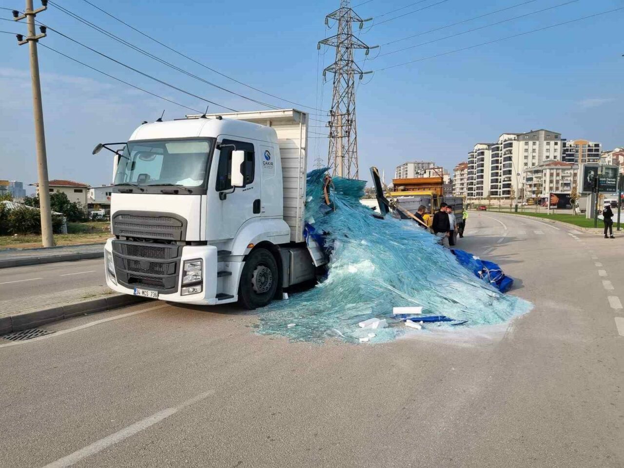 Bursa’da tonlarca cam yola saçıldı Bursa’da tonlarca cam yola saçıldı