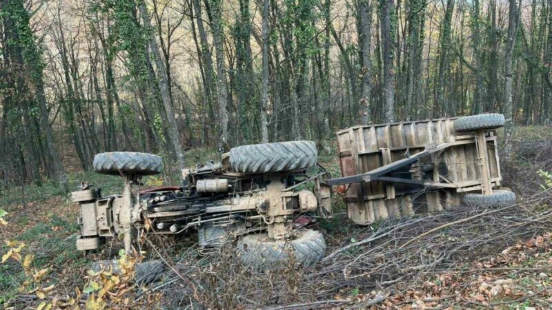 Bursa’nın İnegöl ilçesinde devrilen traktördeki 2 kişi yaralandı.