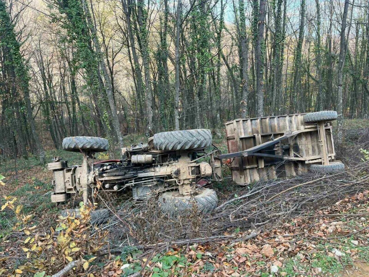 Bursa’da traktör devrildi Bursa’da traktör devrildi