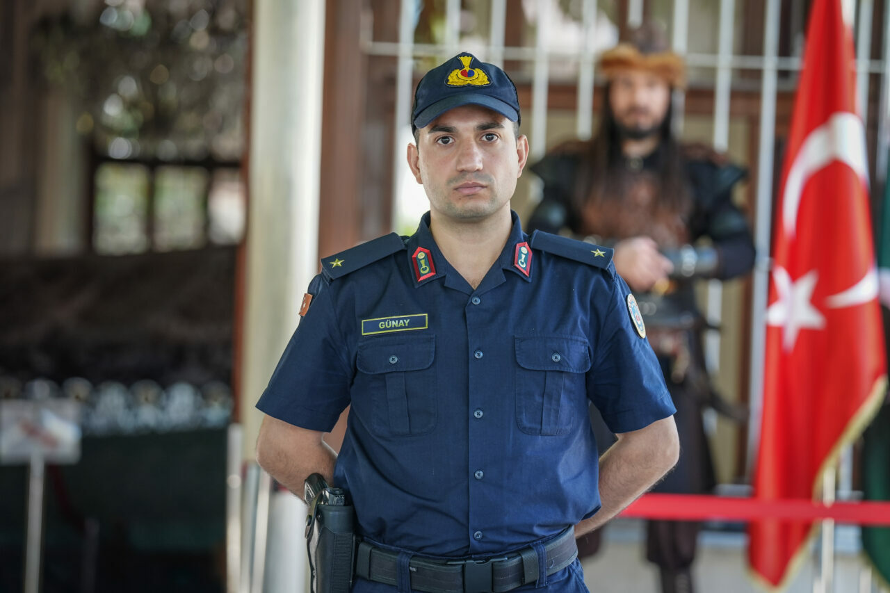 Bursa’da turistler büyük ilgi gösteriyor: Saygı nöbeti 5 yılı geride bıraktı