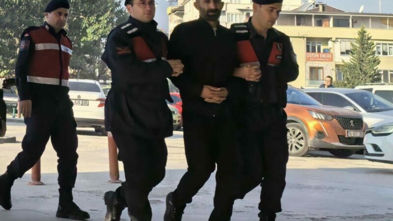 Bursa’da uyuşturucu taciri kıskıvrak yakalandı Bursa’nın İnegöl ilçesinde Jandarma komutanlığı ekipleri kovalamaca sonucu uyuşturucu tacirini