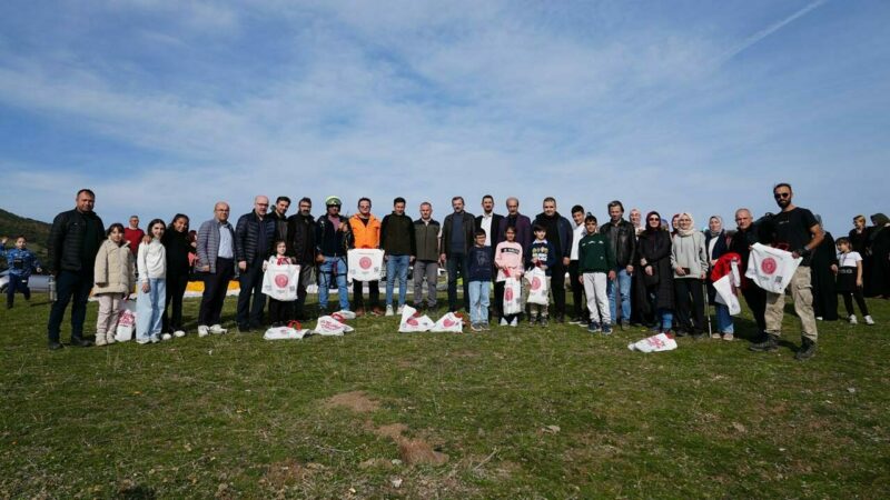Bursa’da yanan alanlara yamaç paraşütüyle tohum serpildi Bursa'da öğrenciler tarafından hazırlanan tohum topları, Gürsu ilçesinde geçen temmuz