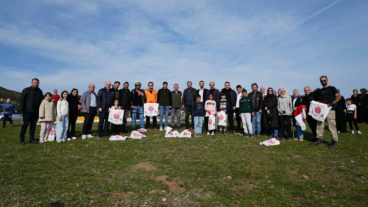 Bursa’da yanan alanlara yamaç paraşütüyle tohum serpildi