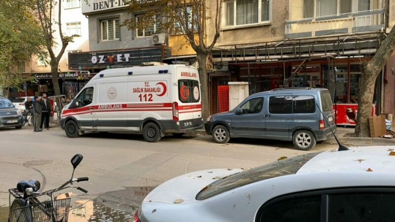 Bursa’da yaşlı adamın acı sonu Bursa'nın İnegöl ilçesinde 3 katlı apartmanın 1’inci katından düşen Emin