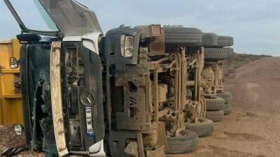 Bursa’da yük boşaltan kamyon devrildi