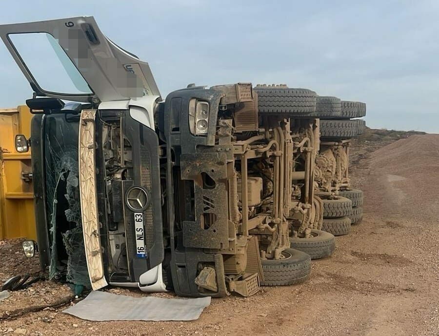 Bursa’da yük boşaltan kamyon devrildi