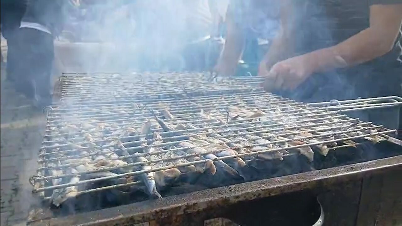 Bursa’da festivalde 2 bin kişiye balık ekmek dağıtıldı