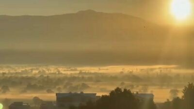 Bursa’nın bir ilçesi sis altında! Kartpostallık görüntüler…