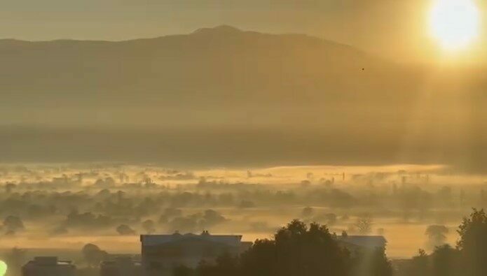 Bursa’nın bir ilçesi sis altında! Kartpostallık görüntüler…