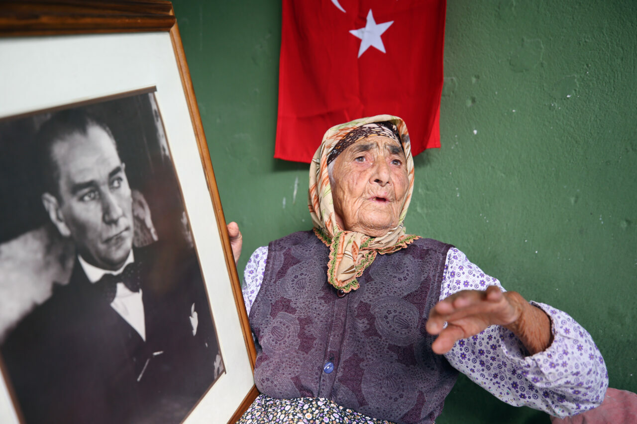 Cennet nine, Atatürk’ü çocukluğunda ezberlediği şiirle anıyor Cennet nine, Atatürk’ü çocukluğunda ezberlediği şiirle anıyor