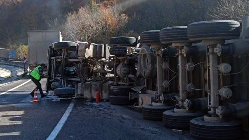 Bursa'nın İnegöl ilçesinde kontrolden çıkarak devrilen TIR’ın sürücüsü yaralandı.