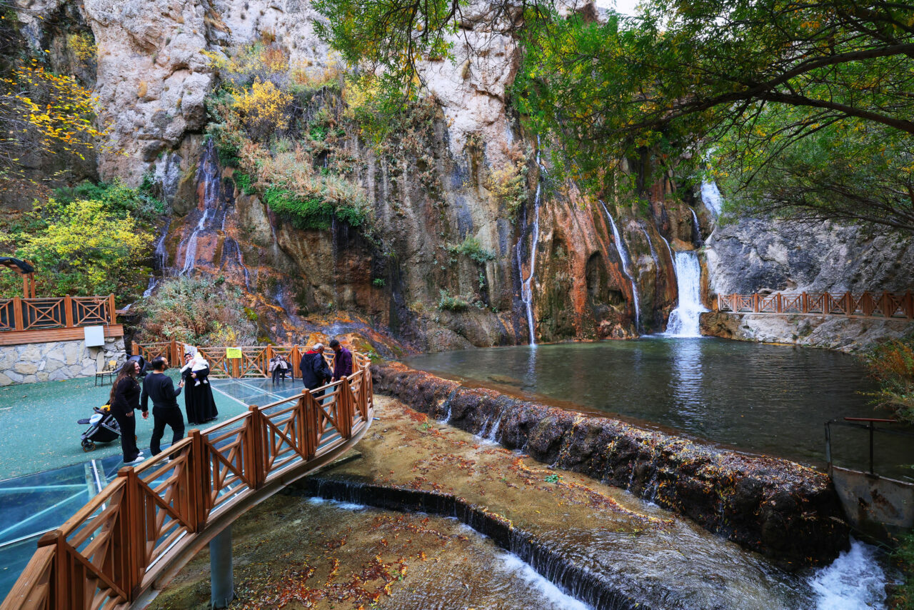 Doğa harikası şelale! Muhteşem görüntüler