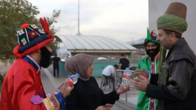 Bursa’da belediye başkanı Evliya Çelebi oldu Karagöz ve Hacıvat’la beraber su dağıttı
