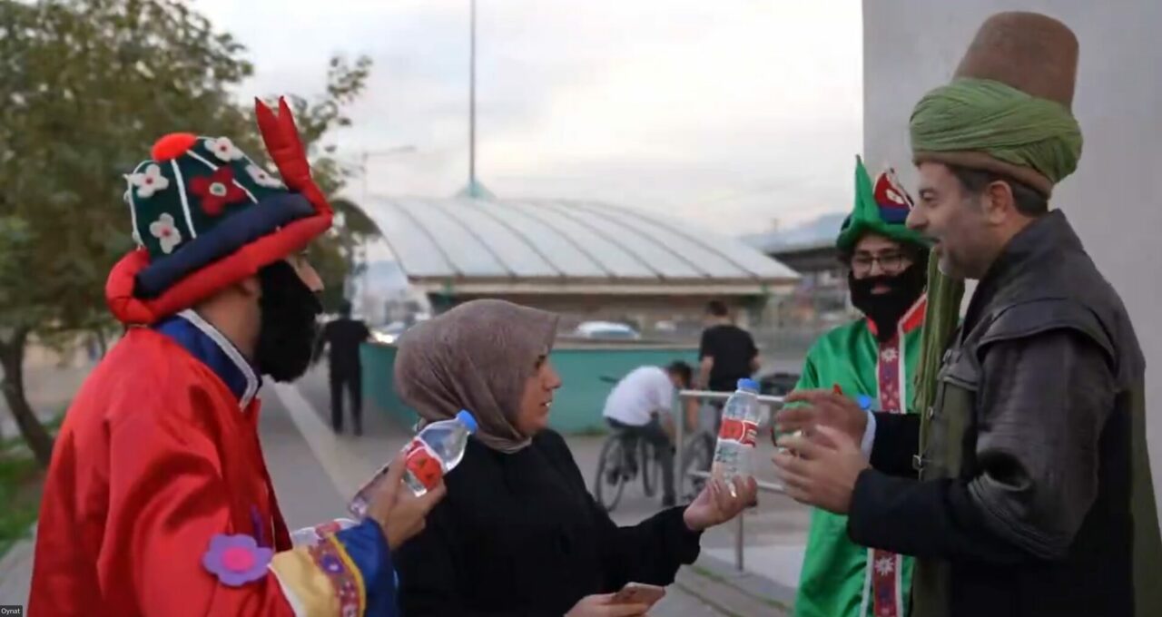 Bursa’da belediye başkanı Evliya Çelebi oldu Karagöz ve Hacıvat’la beraber su dağıttı