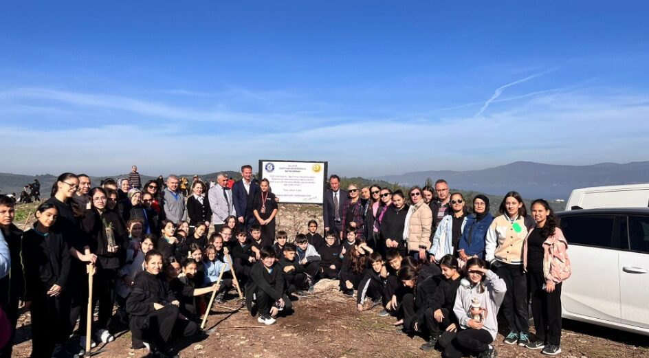 Bursa Cavit Çağlar Ortaokulu öğrencileri öğretmenlerine ‘Hatıra Ormanı’ hediye etti