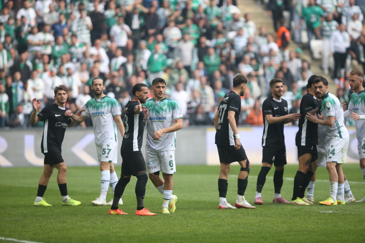 Bursaspor transferde düğmeye bastı; İki oyuncuyla sıcak temas Bursaspor transferde düğmeye bastı; İki oyuncuyla sıcak temas