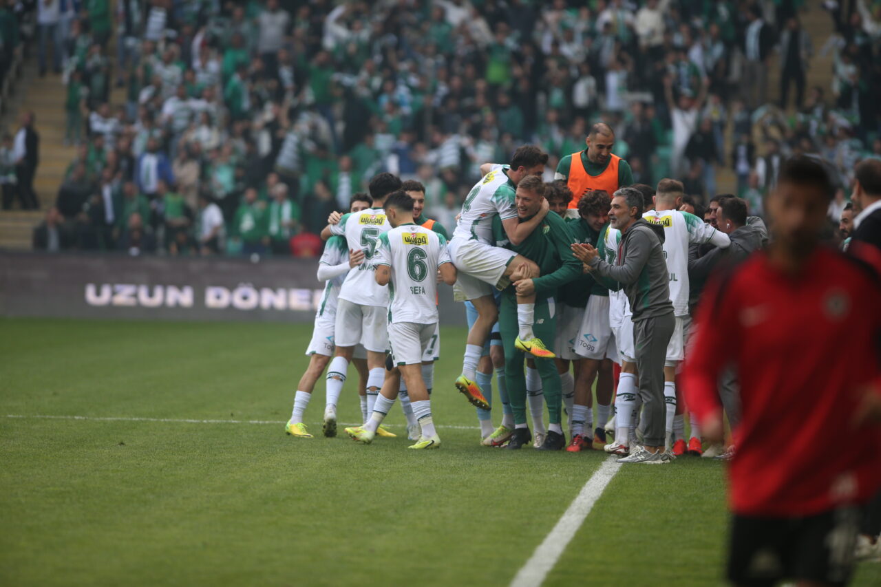 Bursaspor’da zafer konuşması; ‘Harika bir duygu yaşattınız’ Bursaspor’da zafer konuşması; ‘Harika bir duygu yaşattınız’