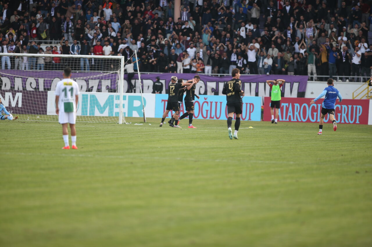 Bursaspor’a 3 gol attı sevinmedi! İşte maçtan dikkat çeken notlar Bursaspor’a 3 gol attı sevinmedi! İşte maçtan dikkat çeken notlar