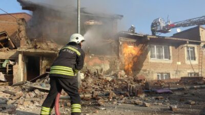 İki katlı evde patlama