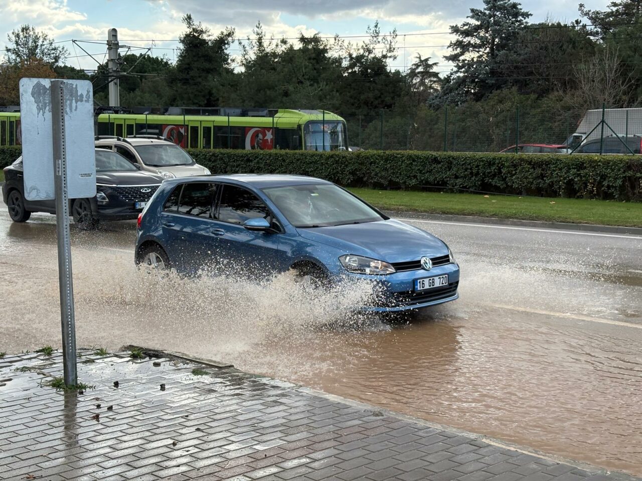 Bursa’da su borusu patladı Mudanya yolu gölü döndü