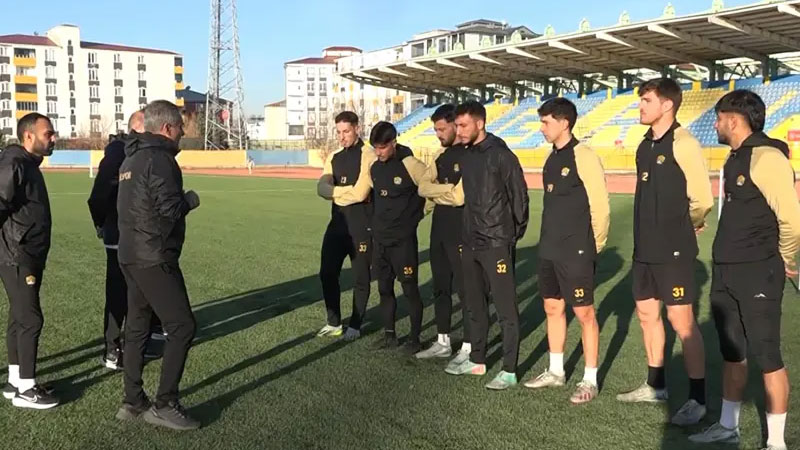 Başkan, futbolcu arıyor: 17 futbolcu bahisten ceza aldı, takımda sadece 7 kişi kaldı! Başkan, futbolcu arıyor: 17 futbolcu bahisten ceza aldı, takımda sadece 7 kişi kaldı!