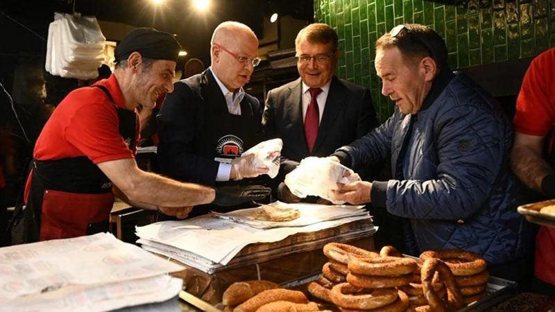 AK Parti Bursa İl Başkanı Davut Gürkan çarşı esnafıyla bir araya geldi