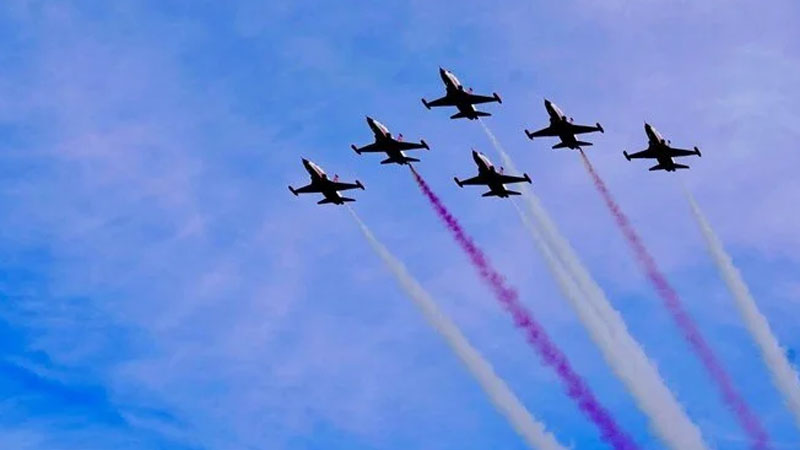 Türk Yıldızlarından muhteşem gösteri Türk Yıldızlarından muhteşem gösteri