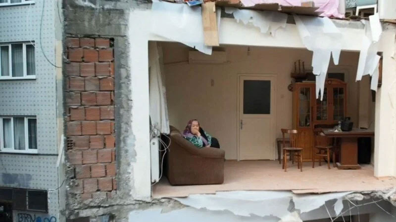 Türkiye bu binayı konuşuyor: Apartman duvarsız kaldı! Türkiye bu binayı konuşuyor: Apartman duvarsız kaldı!