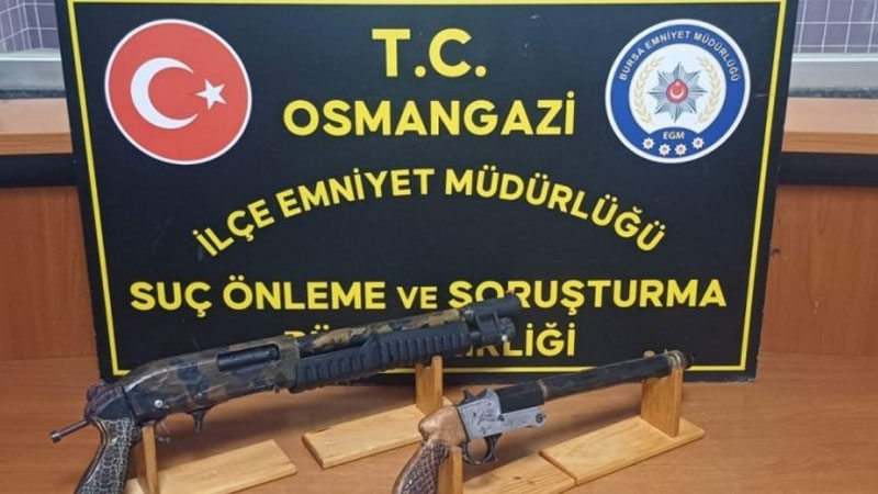 Bursa’da ruhsatsız silah operasyonu: 3 gözaltı Bursa’da ruhsatsız silah operasyonu: 3 gözaltı