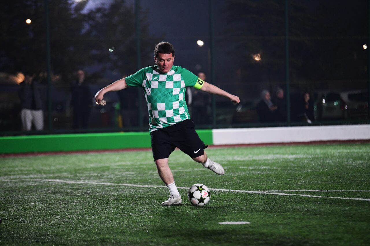 Bursa Osmangazi Belediye Başkanı Aydın’dan yeşil sahada resital