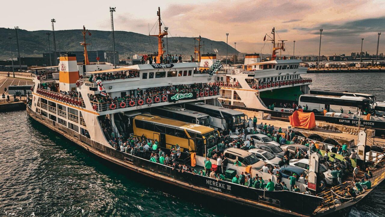 Bursaspor taraftarı Gebze’ye denizden çıkarma yaptı!