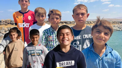 Yazın sarı, kışın siyah saçlılar: Van Gölü’nün çocukları yeniden Icardi gibi olmayı bekliyor