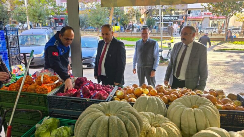 Bursa’nın o ilçesinde sıkı denetim! Zincir marketler mercek altında Gemlik Belediyesi Zabıta Müdürlüğü ekipleri, Belediye Başkan Yardımcısı Durmuş Uslu