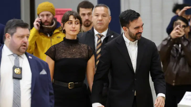 6 yıl önce rap yapıyordu, bugün New York’un ilk Müslüman Belediye Başkanı seçildi New York'ta Belediye Başkanlığı seçimini solcu aday Zohran Mamdani kazandı.