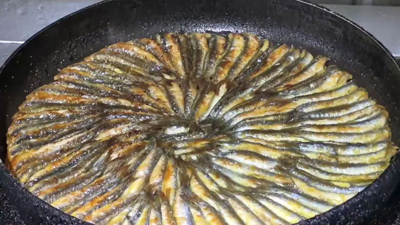 Evde hamsi pişirmenin püf noktası: 25 yıllık balıkçı sırrı açıkladı Evde hamsi pişirmenin püf noktası: 25 yıllık balıkçı sırrı açıkladı