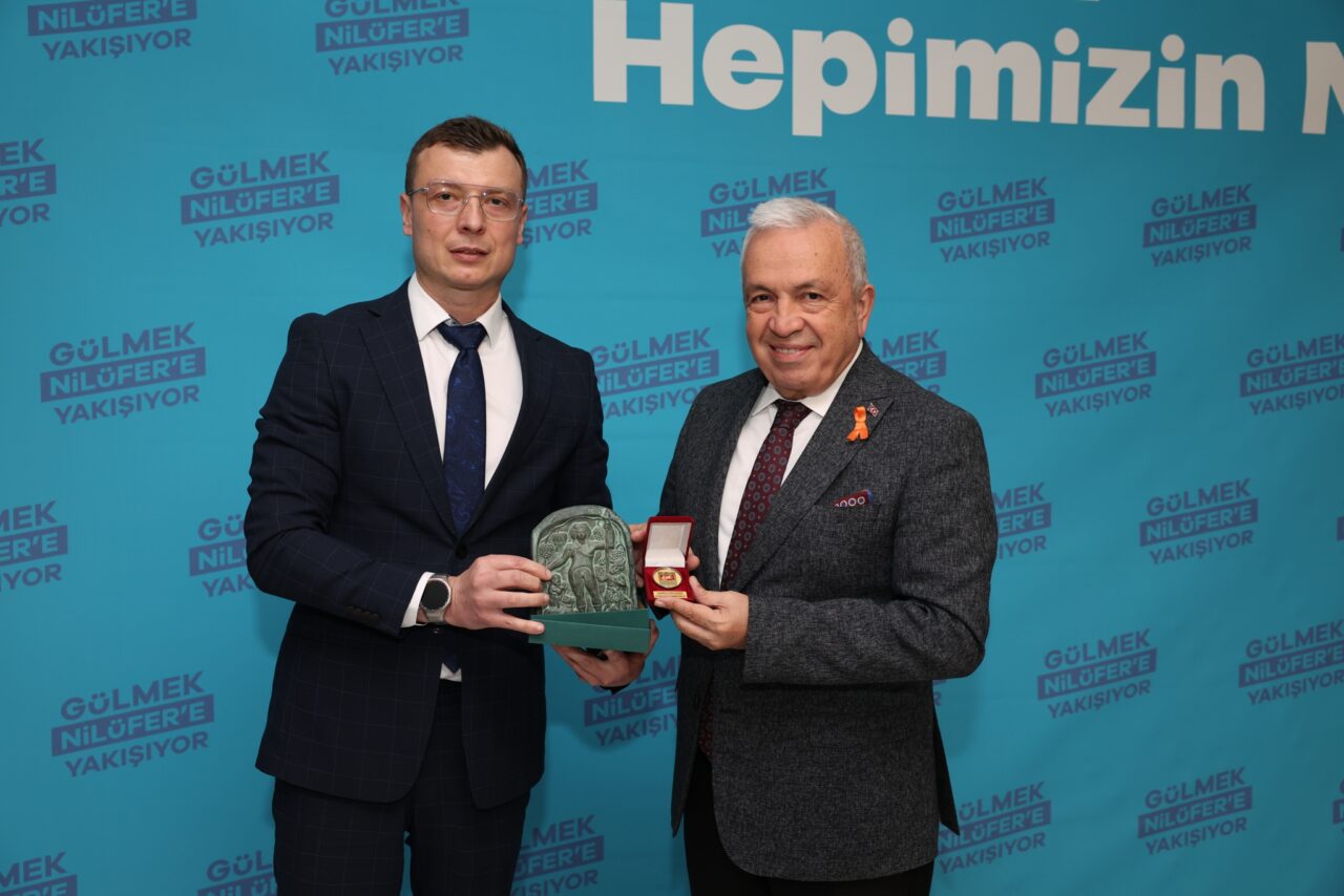 Nilüfer Belediye Başkanı Özdemir’e komşudan ziyaret Nilüfer Belediye Başkanı Özdemir’e komşudan ziyaret