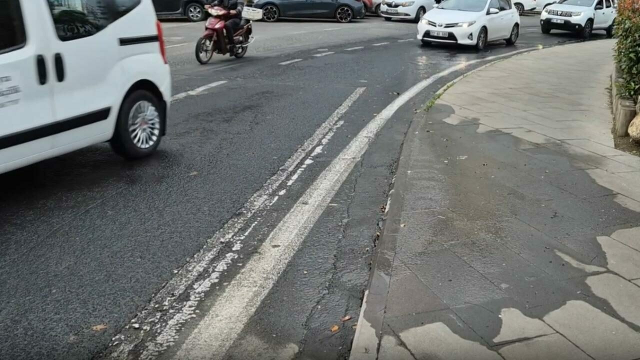 İçme suyu borusu patladı: Tonlarca su boşa aktı İçme suyu borusu patladı: Tonlarca su boşa aktı