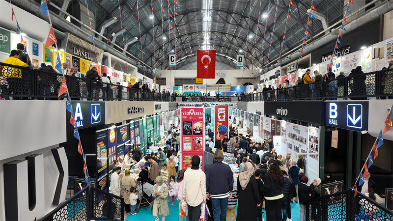 İnegöl Belediyesi’nin bu yıl 9’uncusunu düzenlediği Kitap Günleri tüm hızıyla