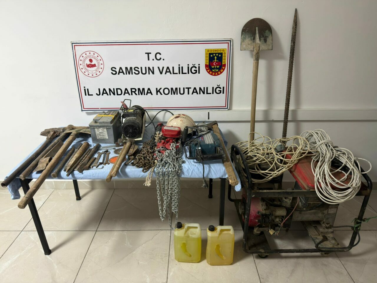 İzinsiz kazı yapan 4 kişi suçüstü yakalandı