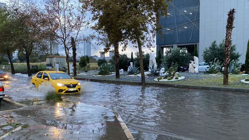 İzmir ve Muğla’yı sağanak vurdu! Yollar göle döndü İzmir ve Muğla’yı sağanak vurdu! Yollar göle döndü