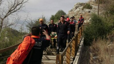 Kaleye çıkarken ayağı kırılınca… Sedyeyle 1 kilometre taşındı