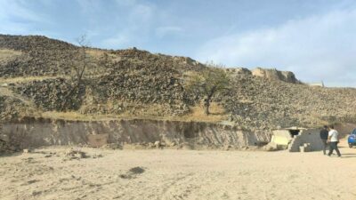 Keşfettikleri yer altı şehrinde define arayan 2 zanlı yakalandı