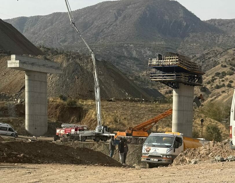 Köprü inşaatında iskele çöktü 4 işçi öldü, 1 işçi yaralandı
