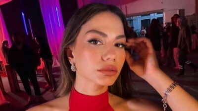 Demet Özdemir’den yürek hoplatan dekolteli pozlar!