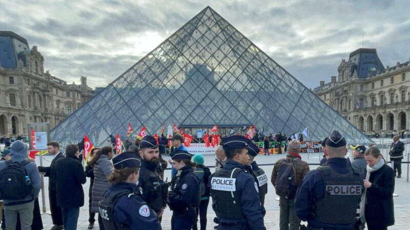 Fransa’da Louvre Müzesi’nde gerçekleştirilen tarihi mücevher soygunuyla ilgili soruşturmada dört