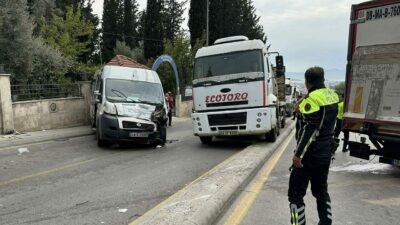 Öğrenci servisi kazaya karıştı: 22 yaralı